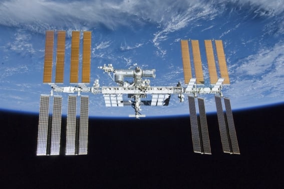 Astronautas en la Estación Espacial Internacional se refugian en sus cápsulas debido a ruptura de un satélite