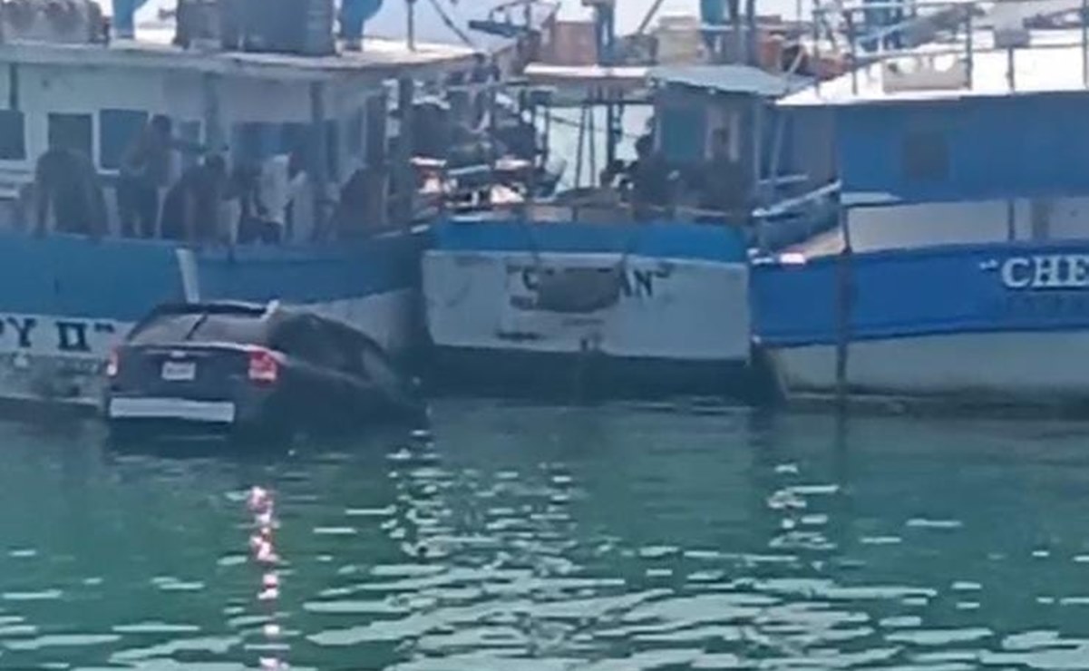 Vehículo se hunde en el mar; conductor olvidó poner el freno de mano