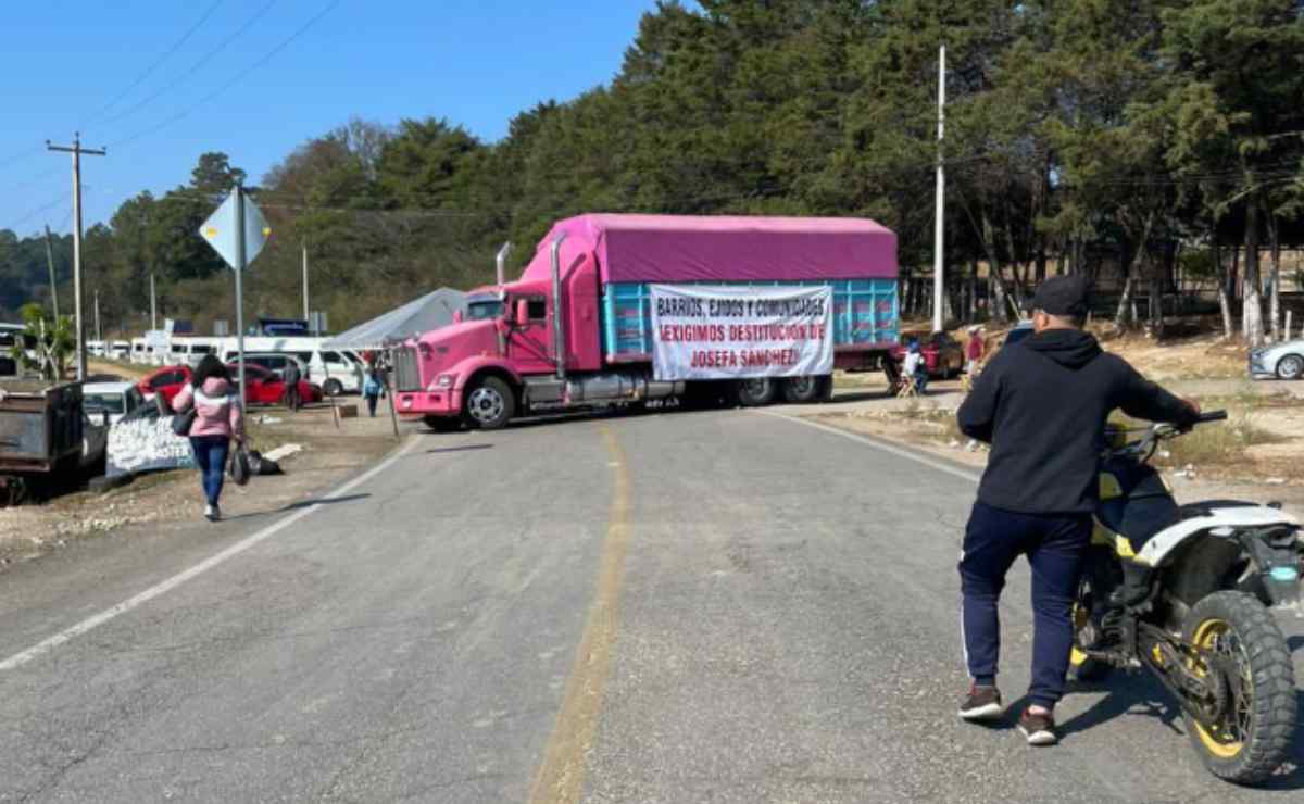 Cumple cuatro días bloqueo en carretera Panamericana; piden destitución de alcaldesa de Teopisca 