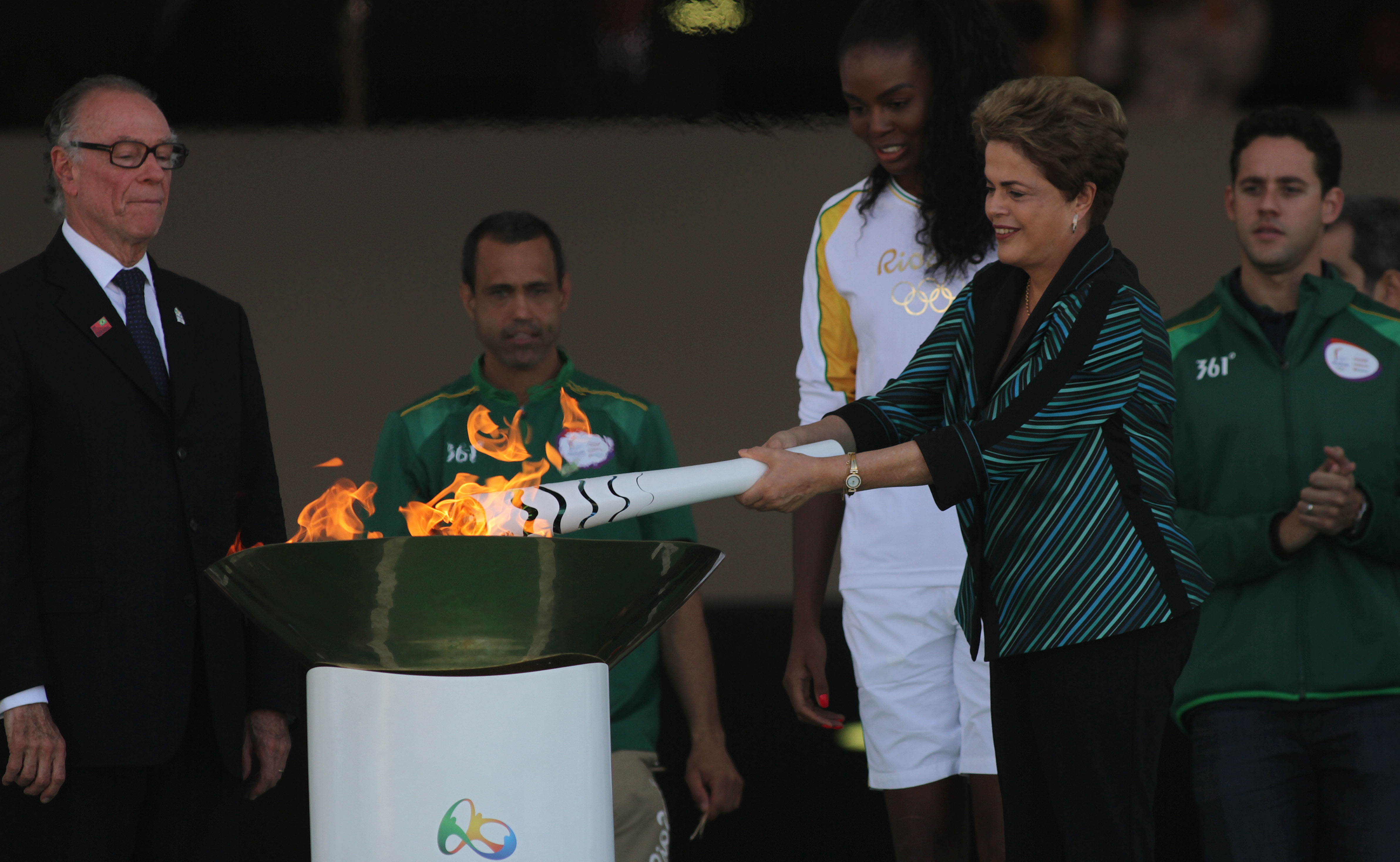 Rousseff recibe fuego olímpico entre vítores y abucheos