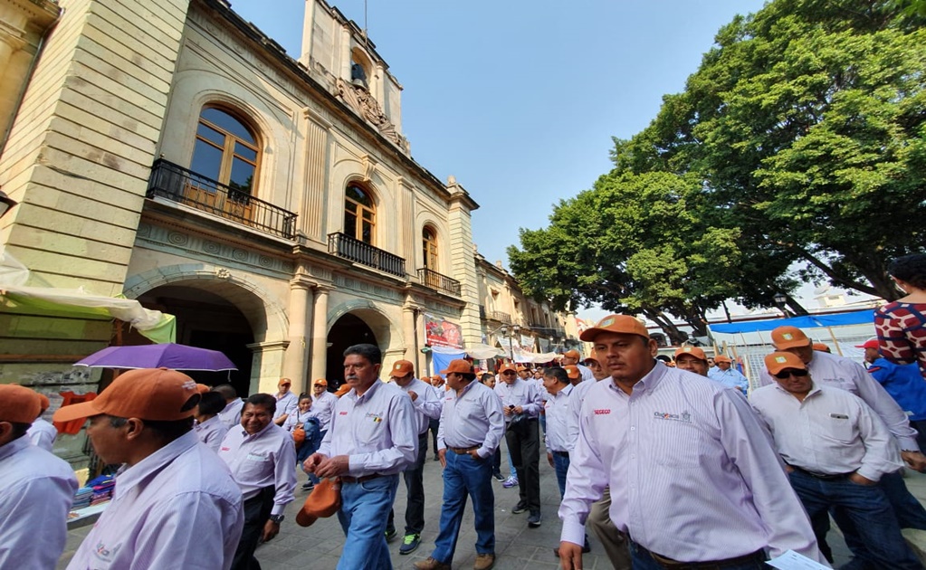 Marchan unos 15 mil empleados del sector salud en Oaxaca por Día del Trabajo