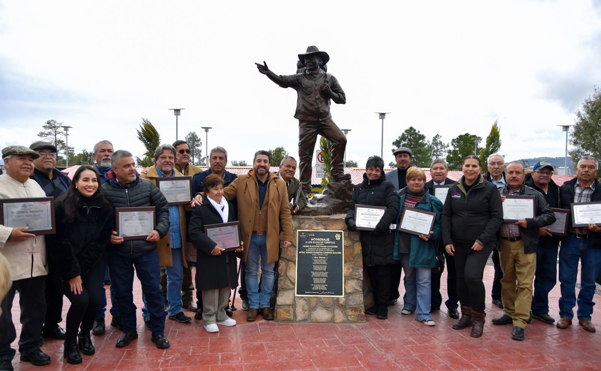 Develan escultura en honor a guía de turistas asesinado junto a sacerdotes jesuitas en Cerocahui, Chihuahua