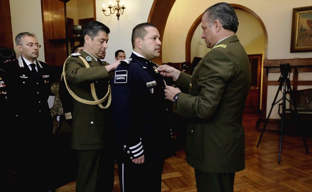 Carabineros de Chile condecoran a comisionado de la PF