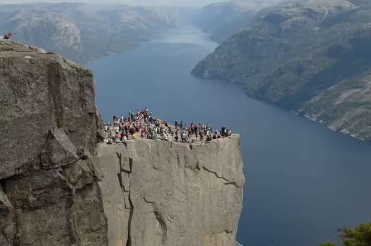 Muere un hombre tras caer del acantilado de "Misión Imposible", en Noruega