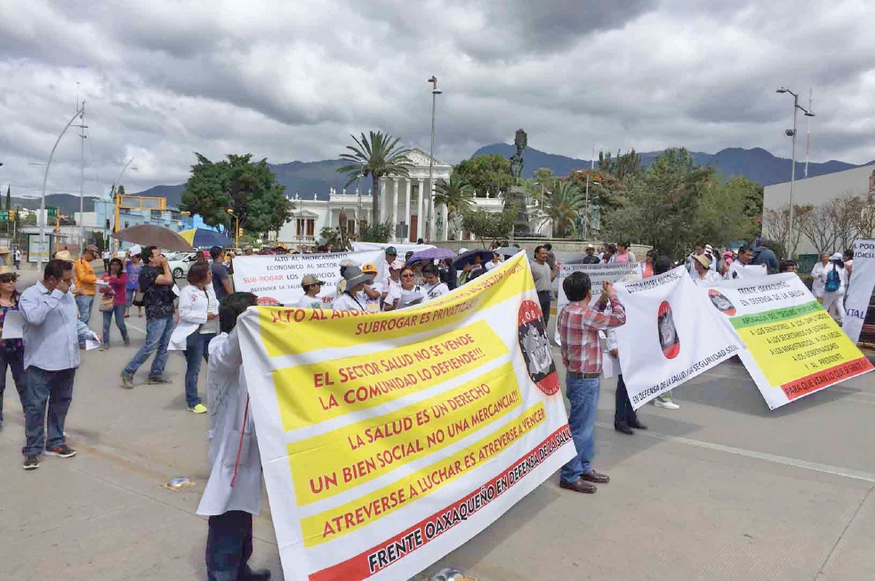 Marchan médicos en ocho entidades; exigen seguridad