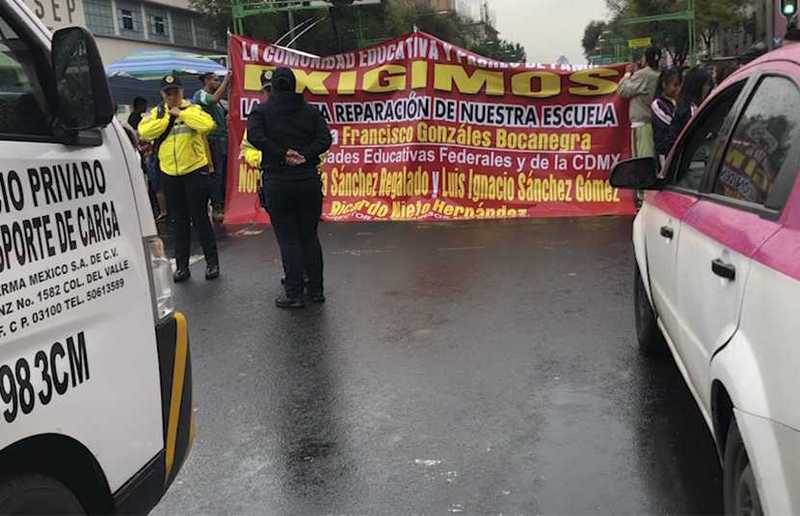 Manifestaciones bloquean Eje Central; exigen reconstrucción de escuela dañada tras 19-S