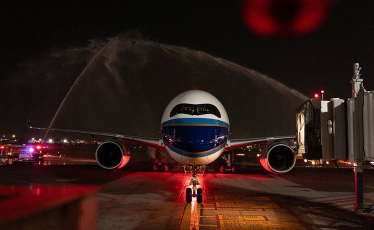 Llega primer vuelo directo de China a México tras pandemia por Covid-19