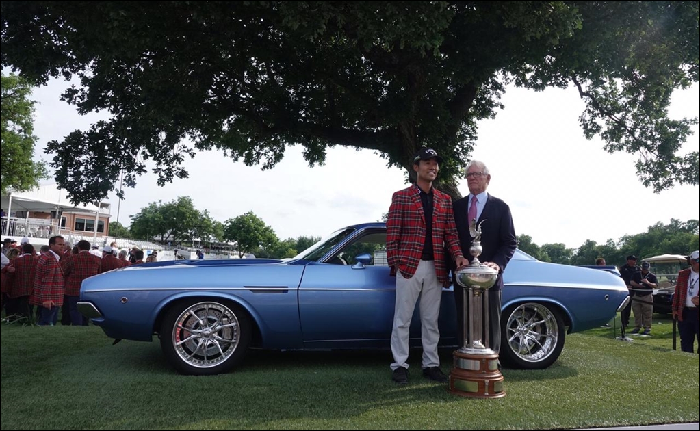 El golfista que le regaló un auto lujoso a su caddie