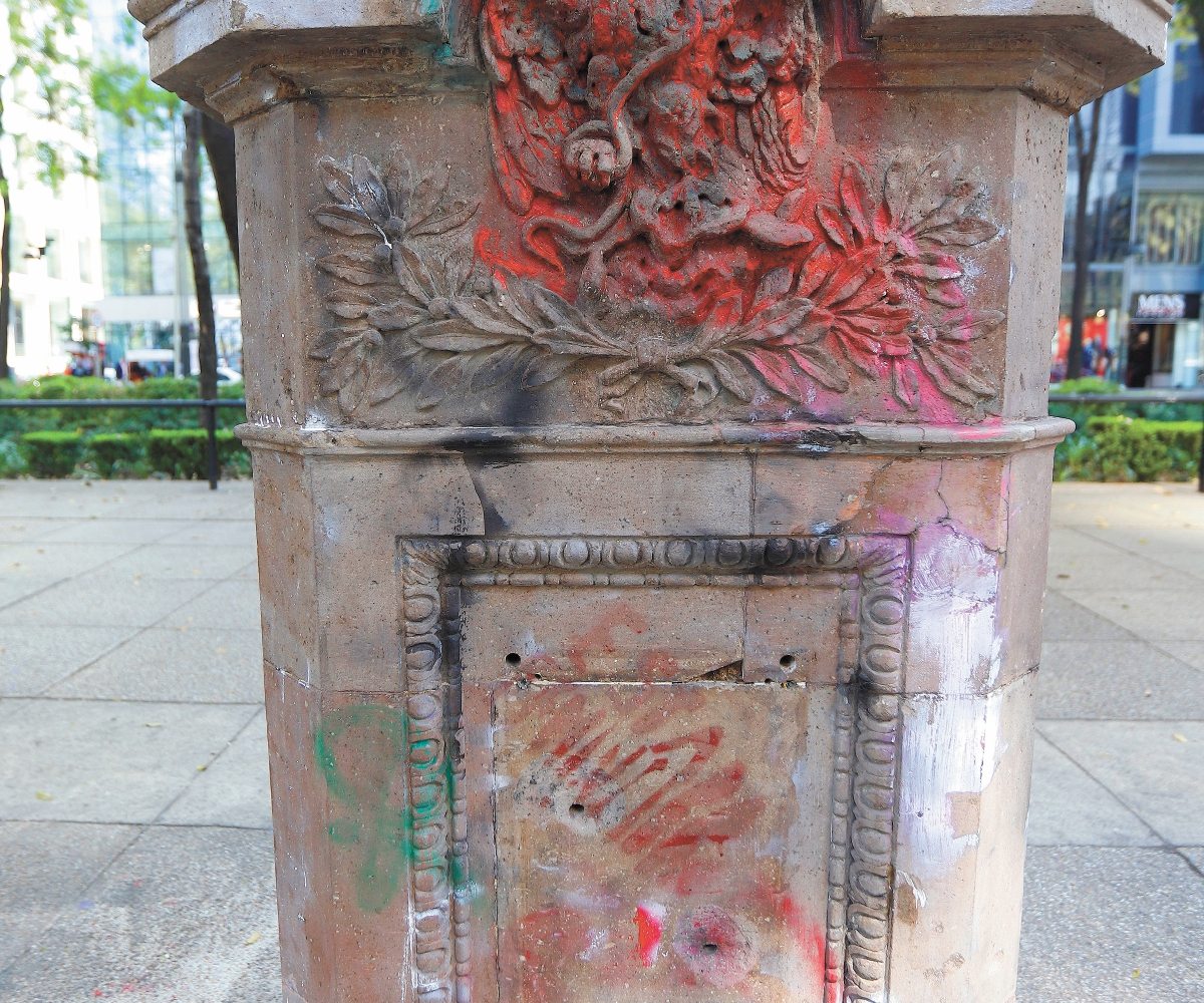 Mala limpieza daña monumentos en Reforma
