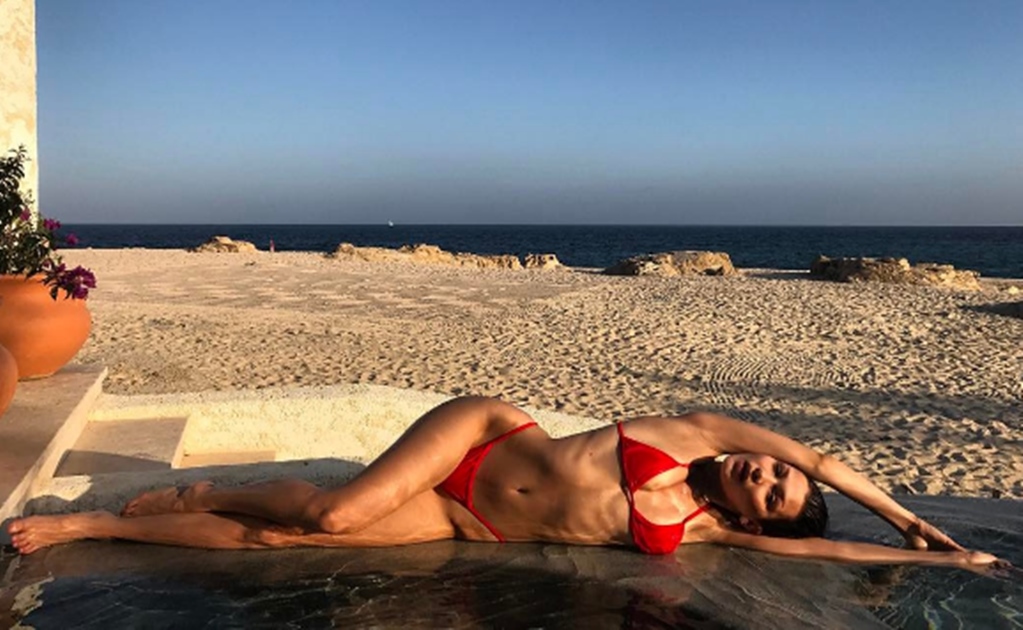 Bella Hadid luce sus curvas en México