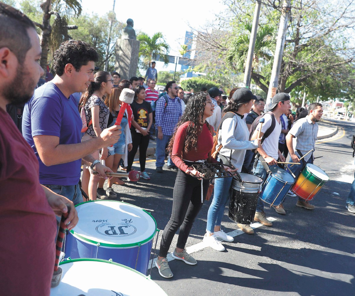 Bukele “va a salir mal, en caída libre”: expertos