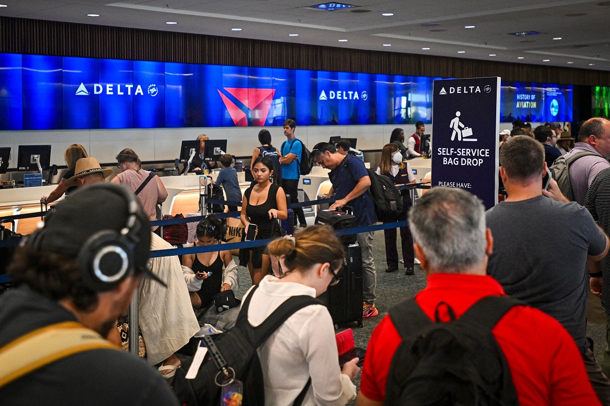 Aerolíneas internacionales reanudan gradualmente sus servicios tras el fallo informático mundial