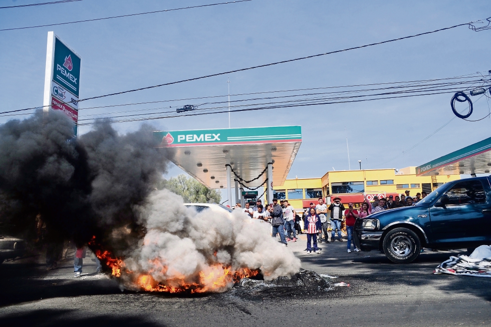 Se desborda violencia: saquean y roban gasolina