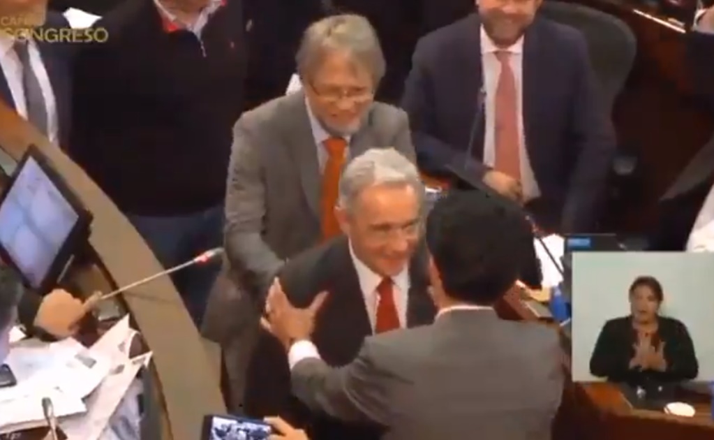 Senadores mecen a ex presidente colombiano como acto de reconciliación