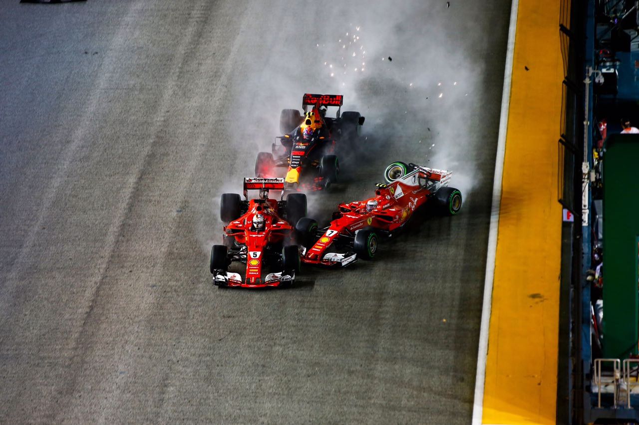 Vettel y Raikkonen fuera de la carrera por accidente en el GP de Singapur