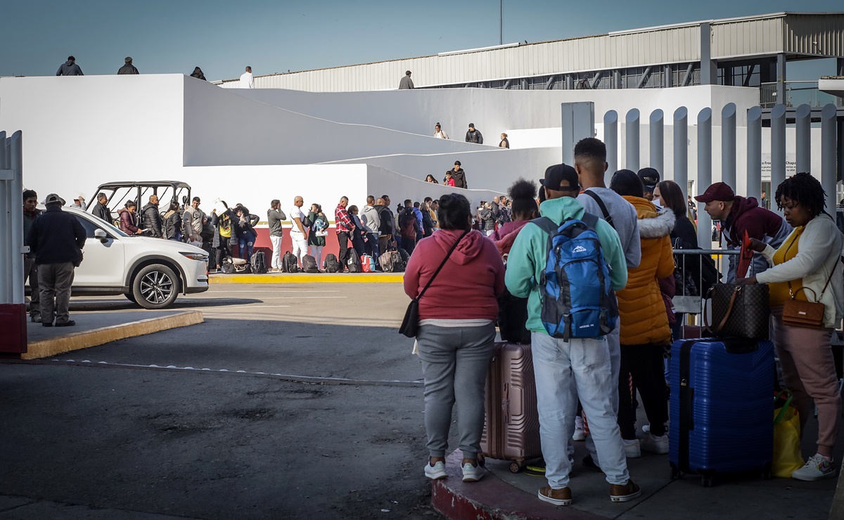 Migrantes quedan a la deriva tras cierre de refugio en la frontera de California-México