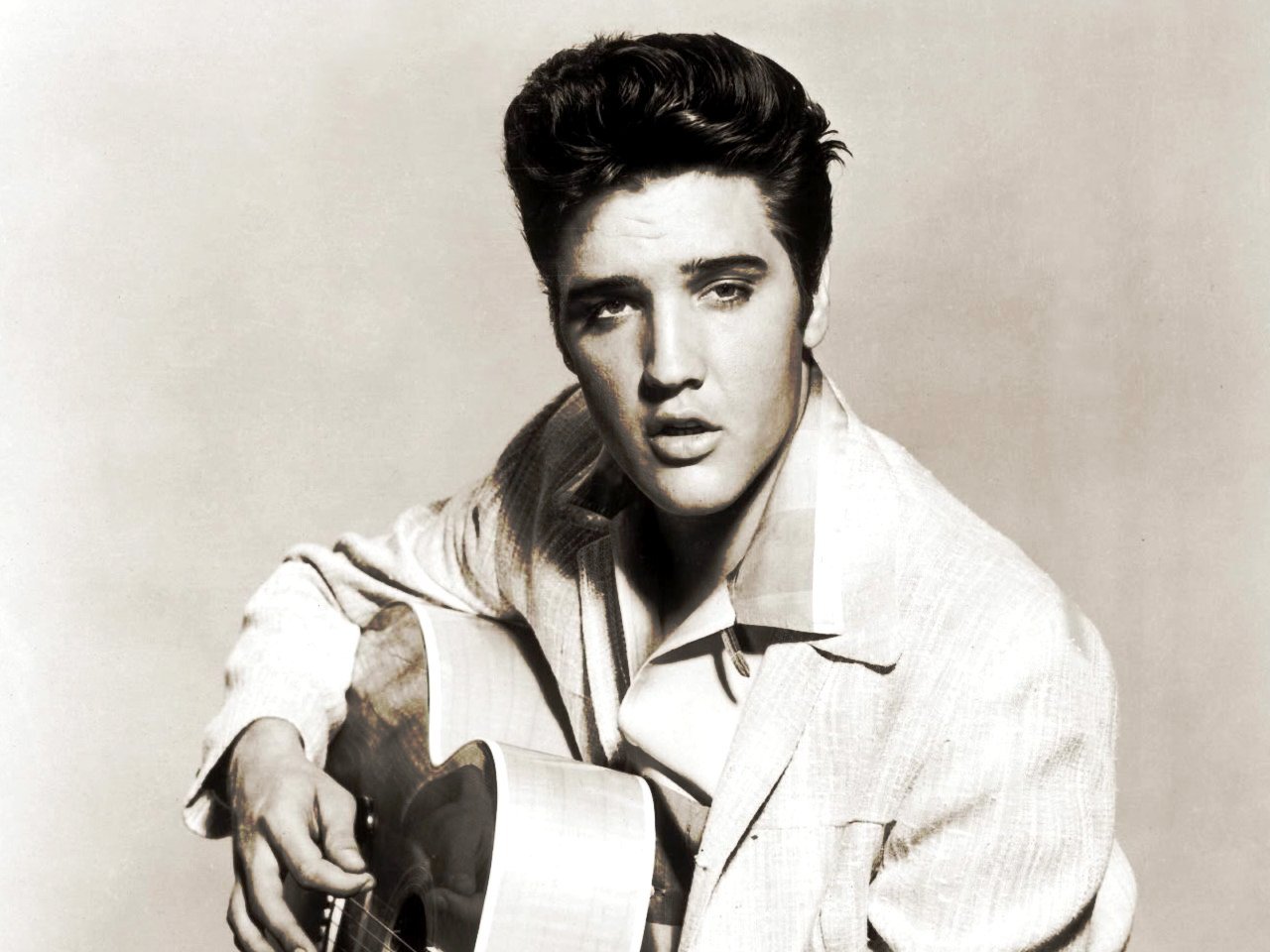 Imitador de Elvis Presley da concierto improvisado desde su balcón