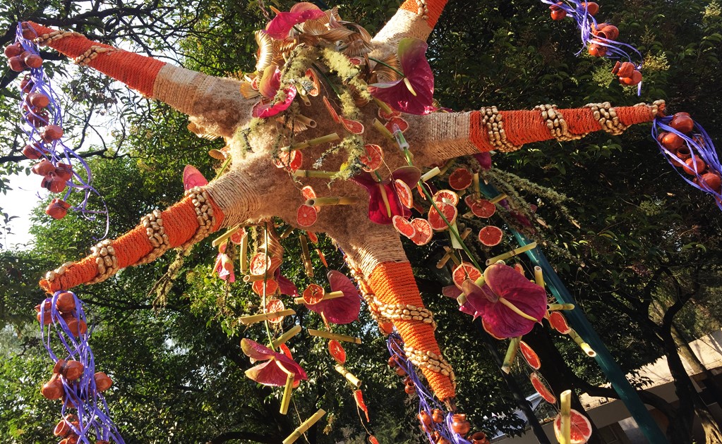 Piñatas and flowers