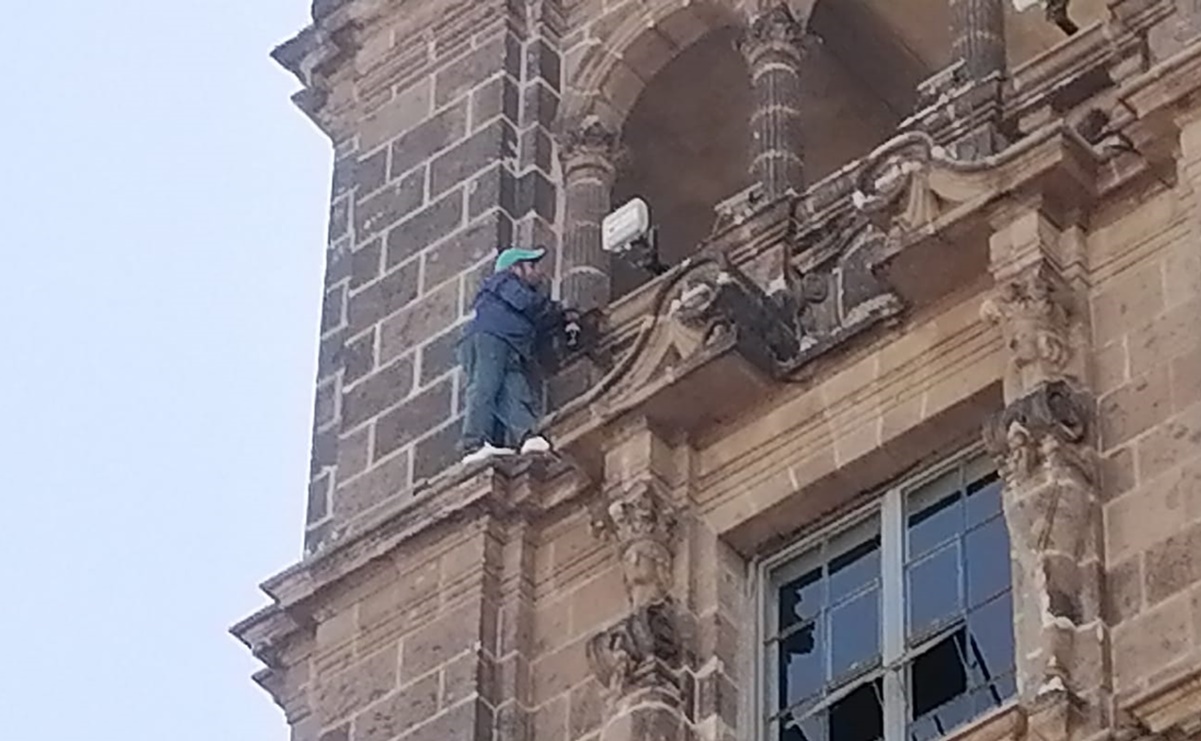 Hombre amaga con saltar desde edificio de Gobierno de la CDMX en el Zócalo; bomberos logran asegurarlo