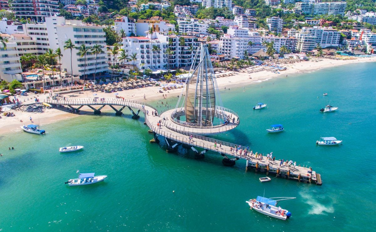 Muelle de Playa Los Muertos con su estructura en forma de vela al atardecer