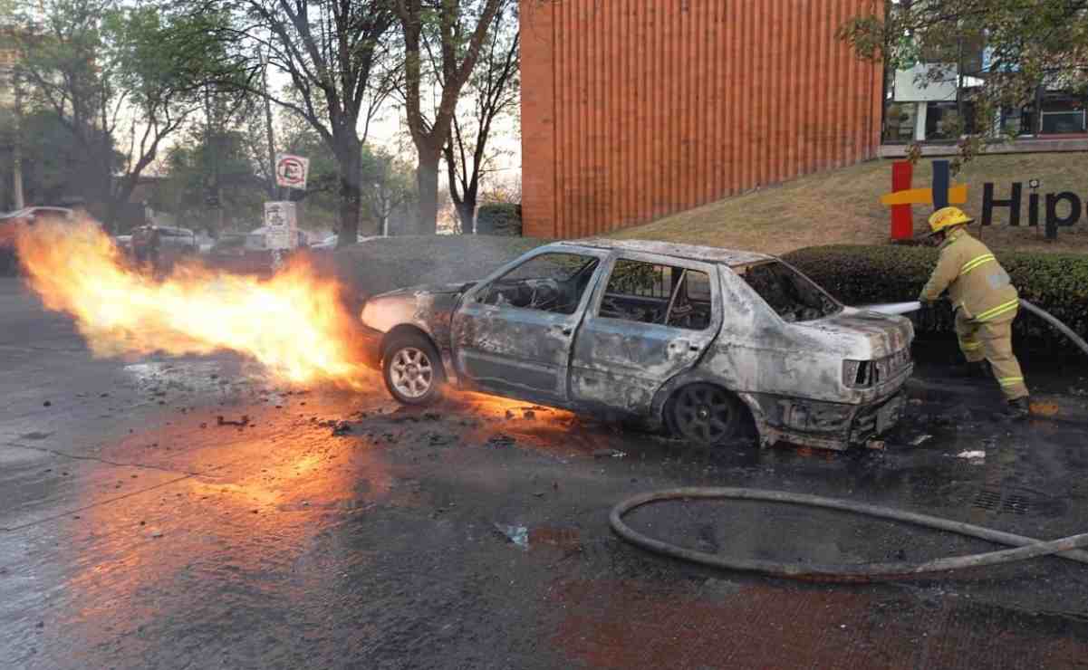 Reportan incendio de auto en Periférico Norte