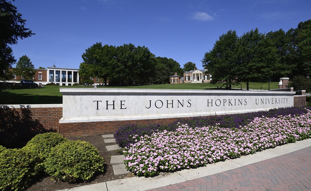 Johns Hopkins, la universidad a la que fue López-Gatell y es "termómetro" mundial del Covid-19