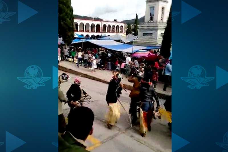 Captan en video asesinato en pleno desfile en Oaxaca