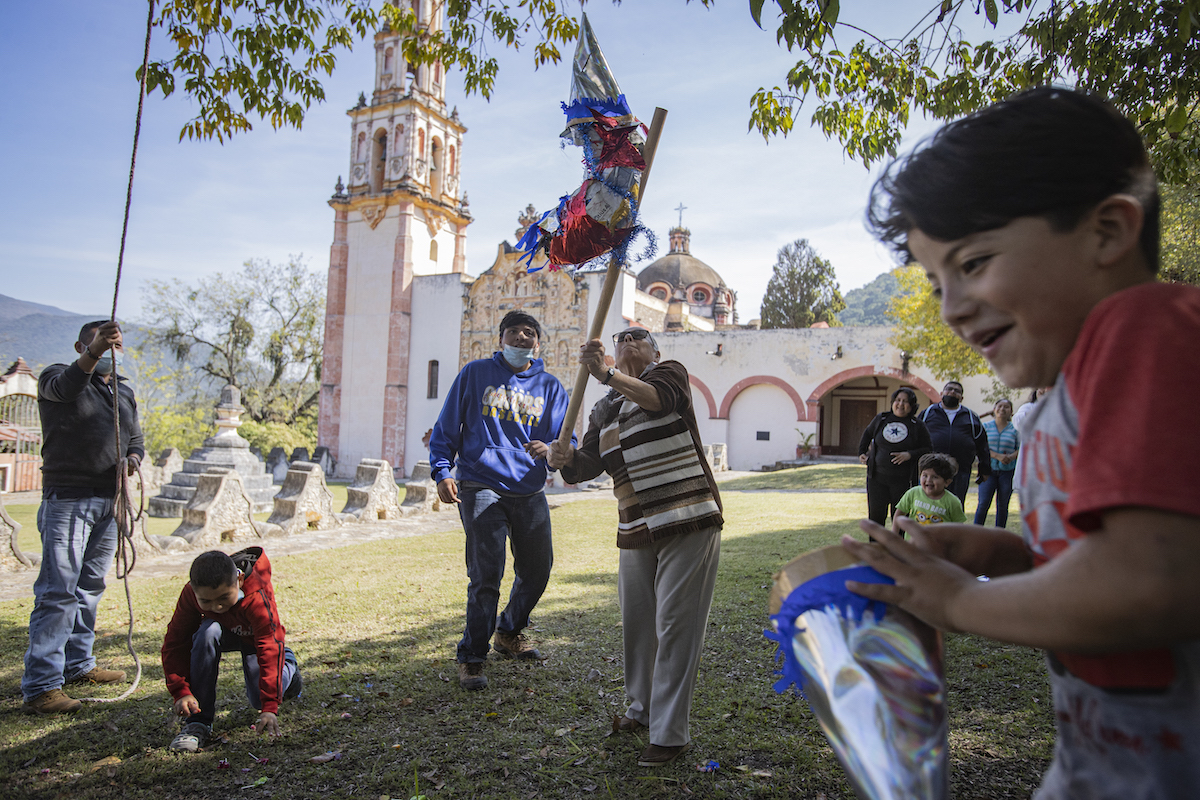 Romper la piñata: tradición familiar