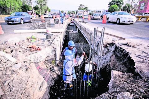 Pese a lluvias, avanzan obras de puente en Universidad