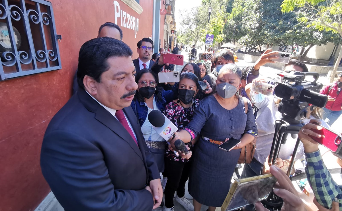 Ante protestas y bloqueos en Congreso de Oaxaca, entregan sexto informe de Murat en sede alterna 