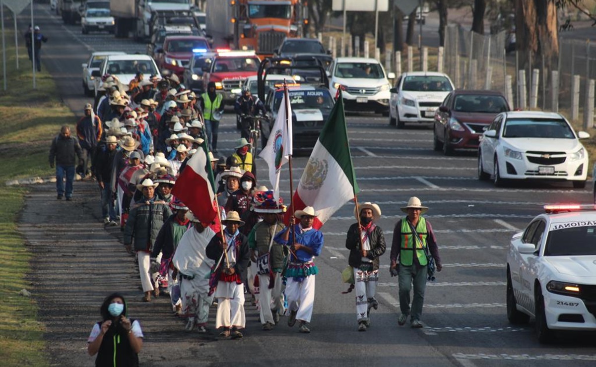 Caravana del pueblo wixárika avanza por la carretera Panamericana; busca llegar a Palacio Nacional