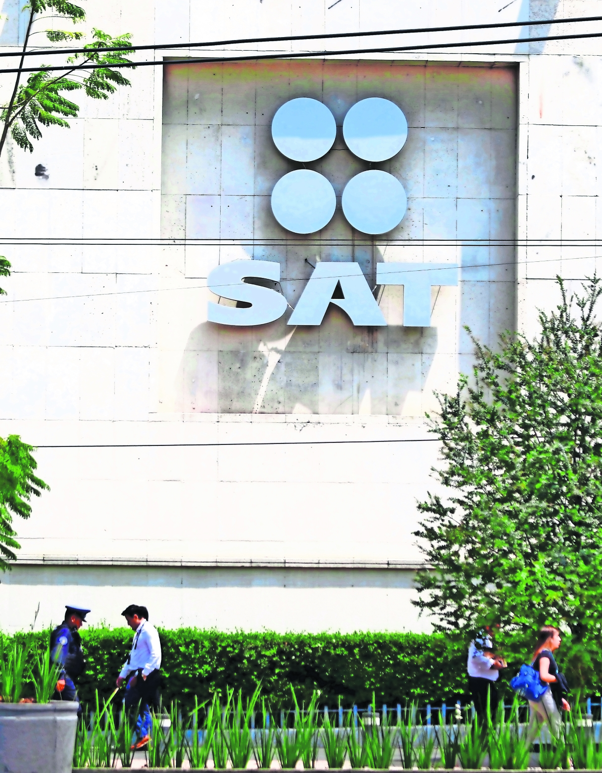 SAT acusa a servidor por remuneración ilícita