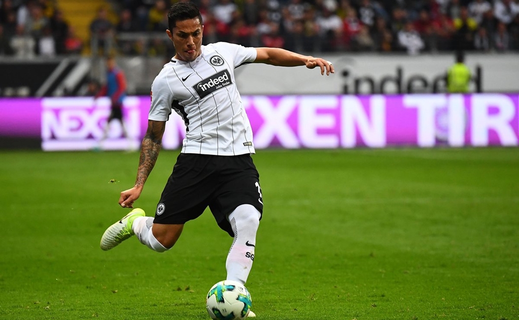 Carlos Salcedo y el Eintracht empatan con el Dortmund 