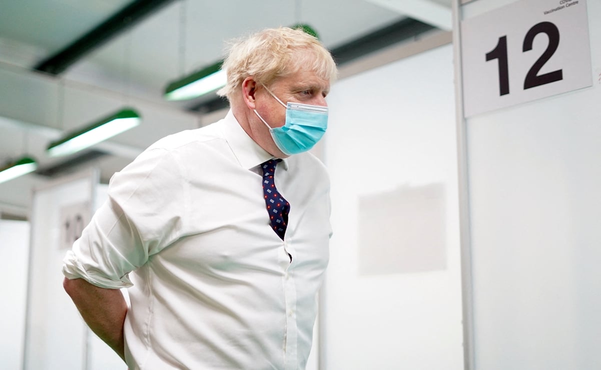 Boris Johnson afirma que el Covid "está presionando" hospitales en Reino Unido, pero no cambia restricciones 