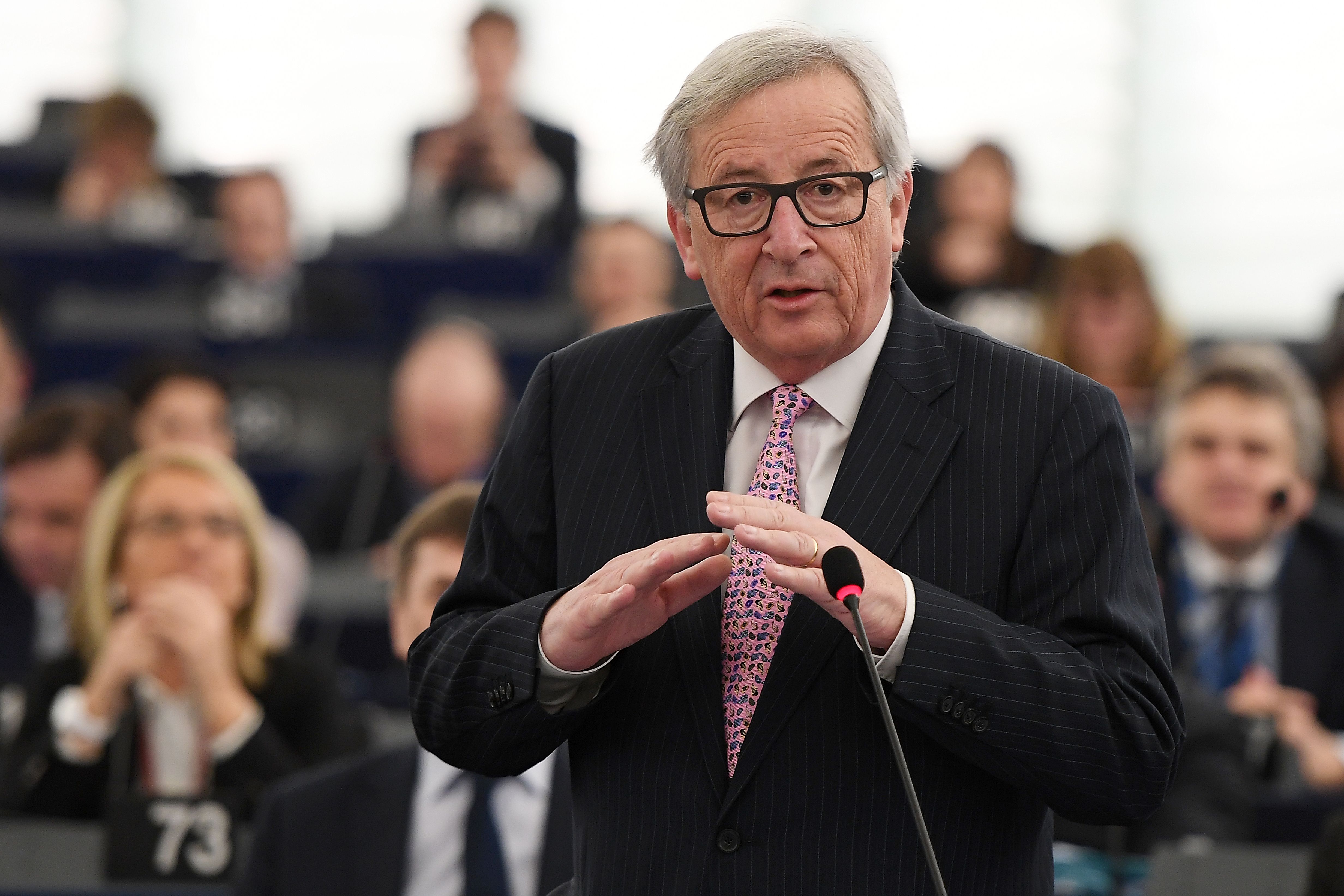 Juncker estalla y llama “ridículos” a diputados de Parlamento Europeo