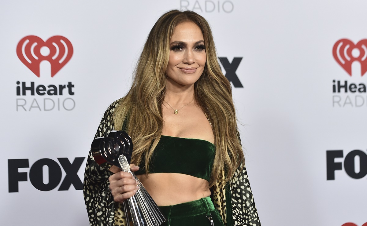 Jlo revela maximelena en sesión sin ropa para promocionar su nueva colección