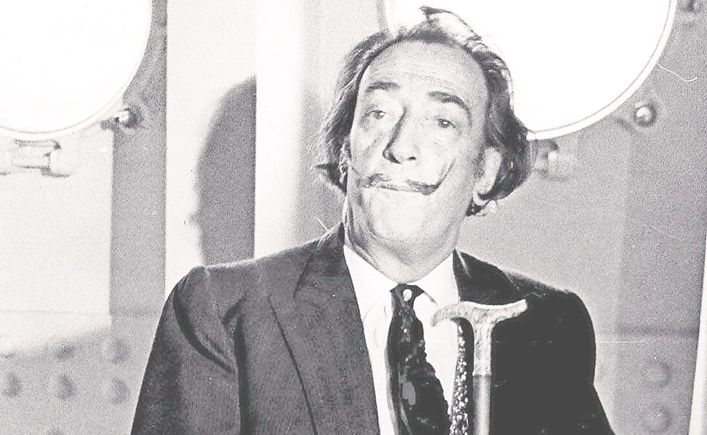 Dañan en Rusia obra de Dalí al intentar tomarse una selfie 