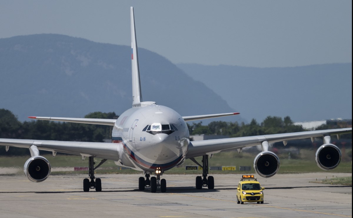 Avión choca contra manada de perros en aeropuerto de Bolivia