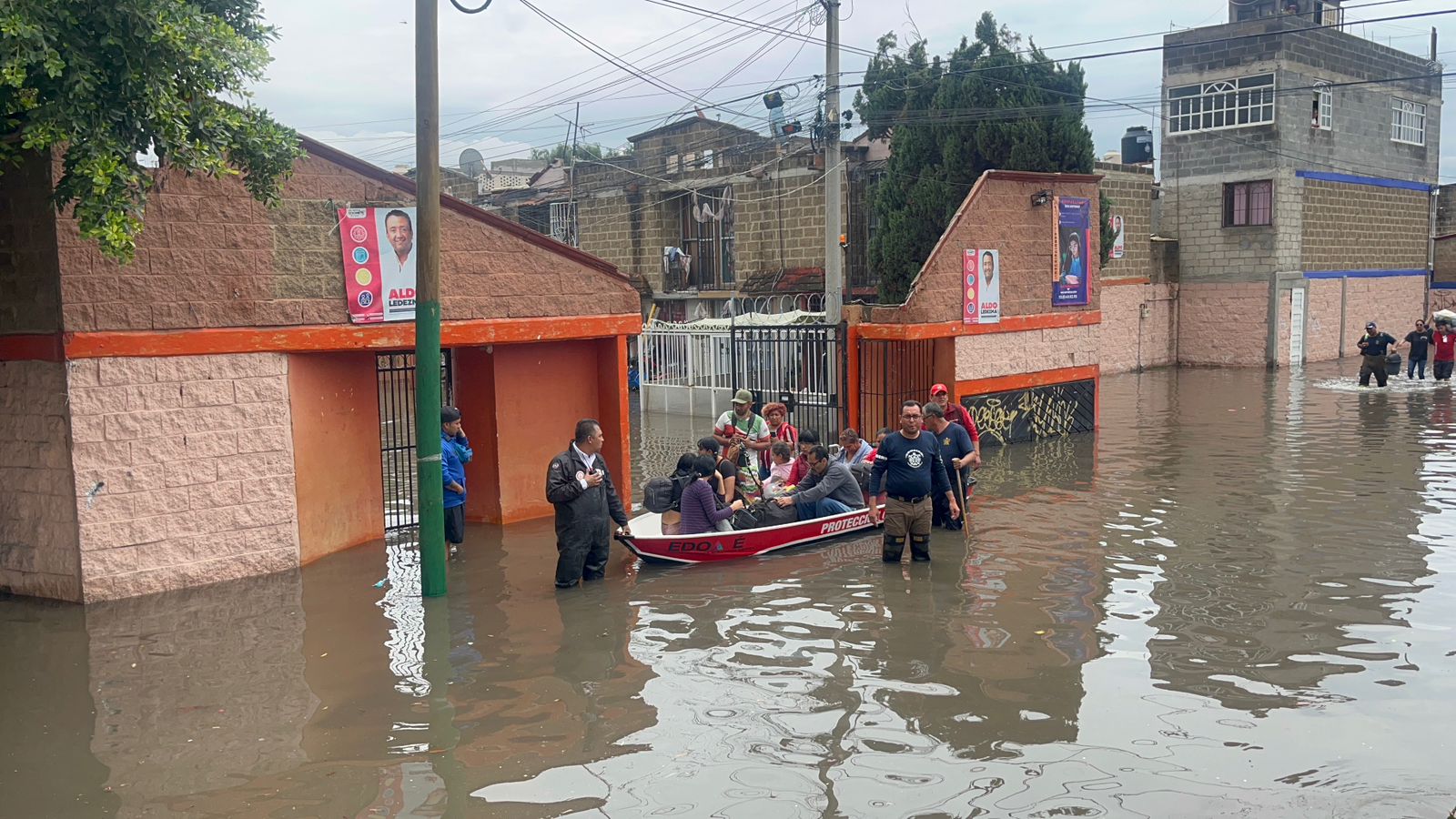 FOTOS y VIDEOS: A bordo de lanchas, rescatan a decenas de personas atrapadas por la inundación en Cuautitlán