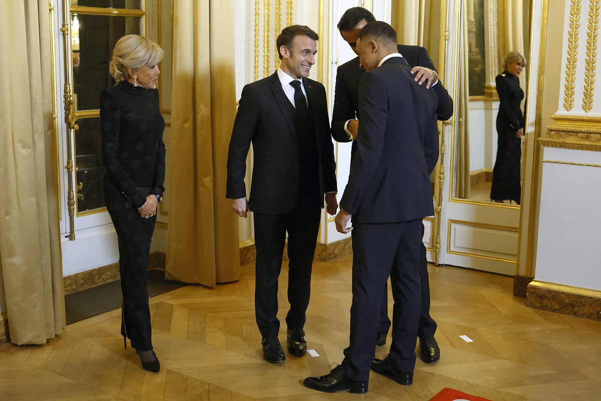 "Otra vez": La misteriosa frase que le dijo Emmanuel Macron a Kylian Mbappé
