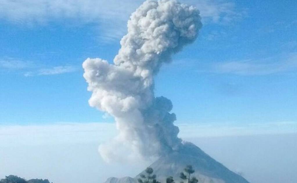 Volcán de Colima emite exhalación de 2 km de altura