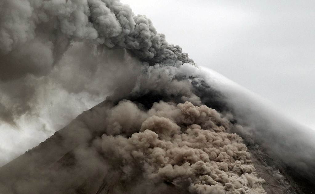 Evacuan 5 comunidades más por volcán de Colima