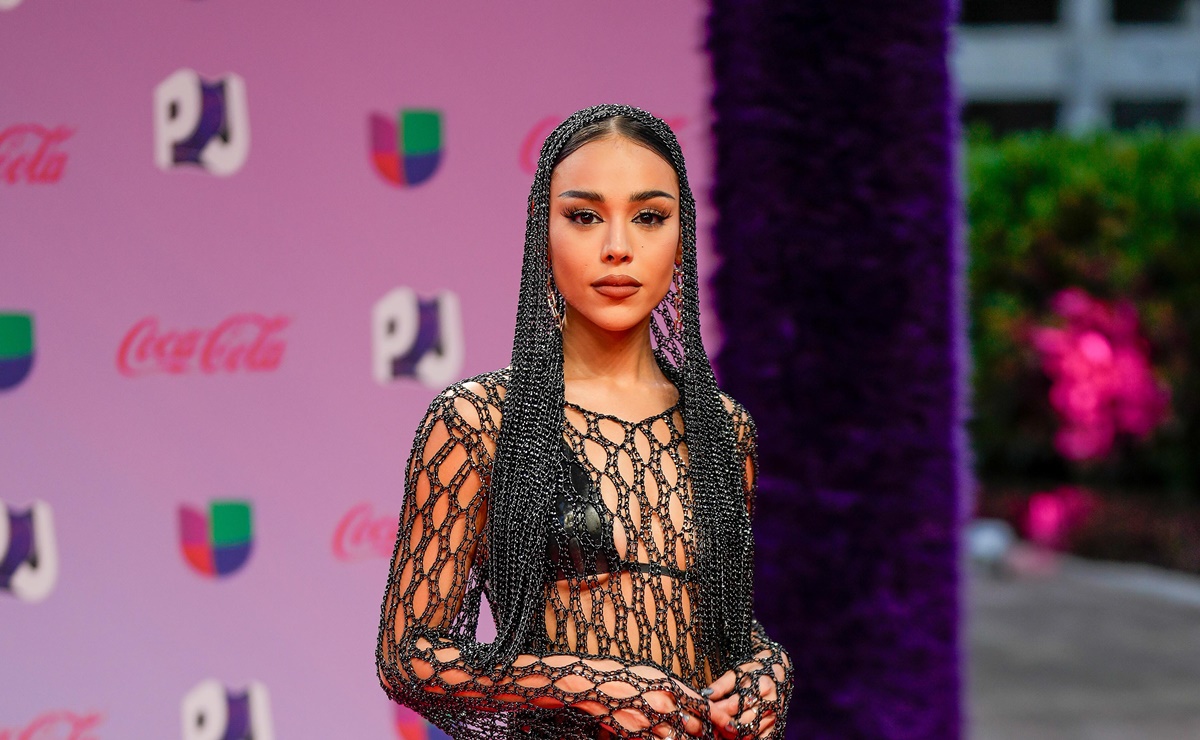 Danna Paola muestra lencería con vestido de red y domina los Premios Juventud