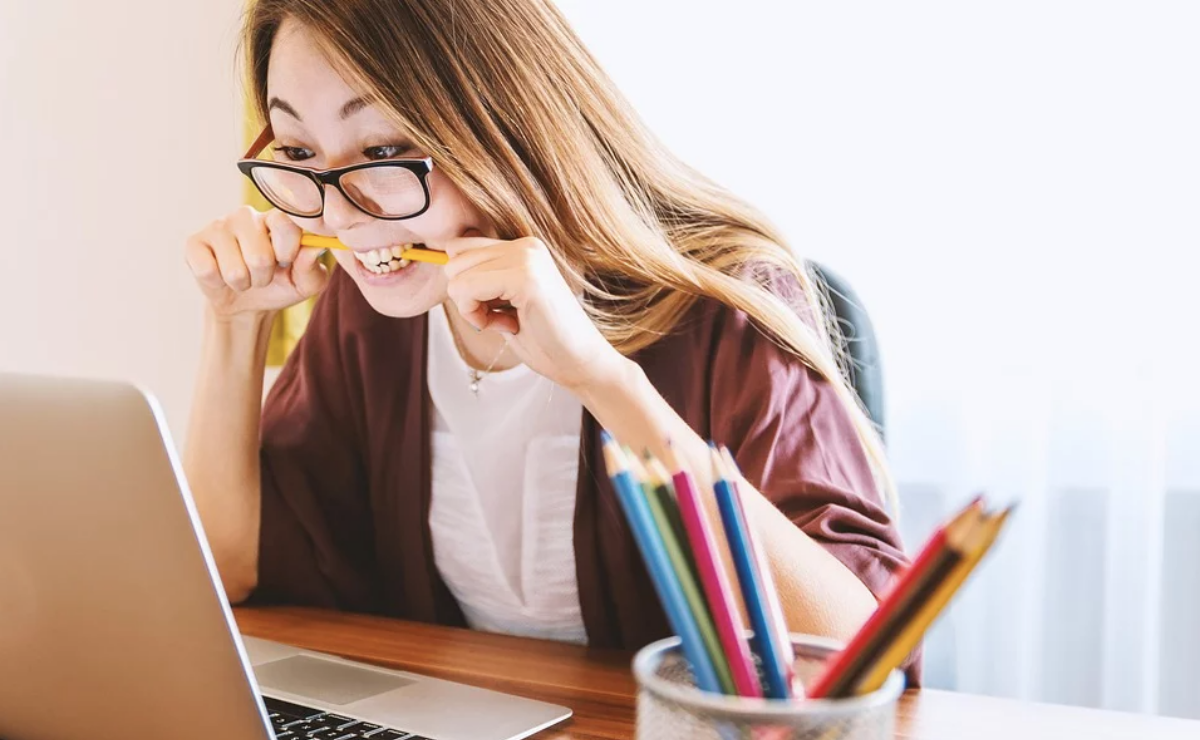 10 tips para evitar el dolor de espalda mientras trabajas desde casa 