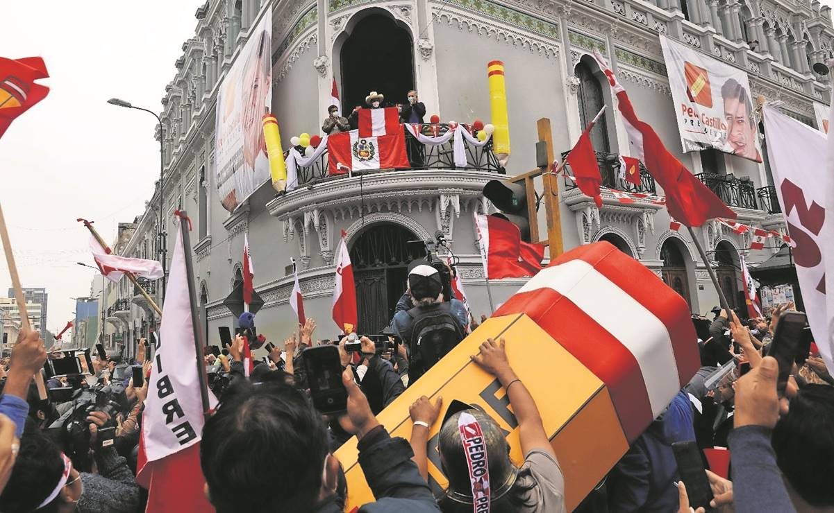 Pedro Castillo sobrevive a un año de mandato en Perú