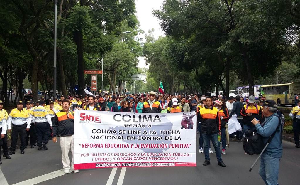 Maestros marchan sobre Reforma