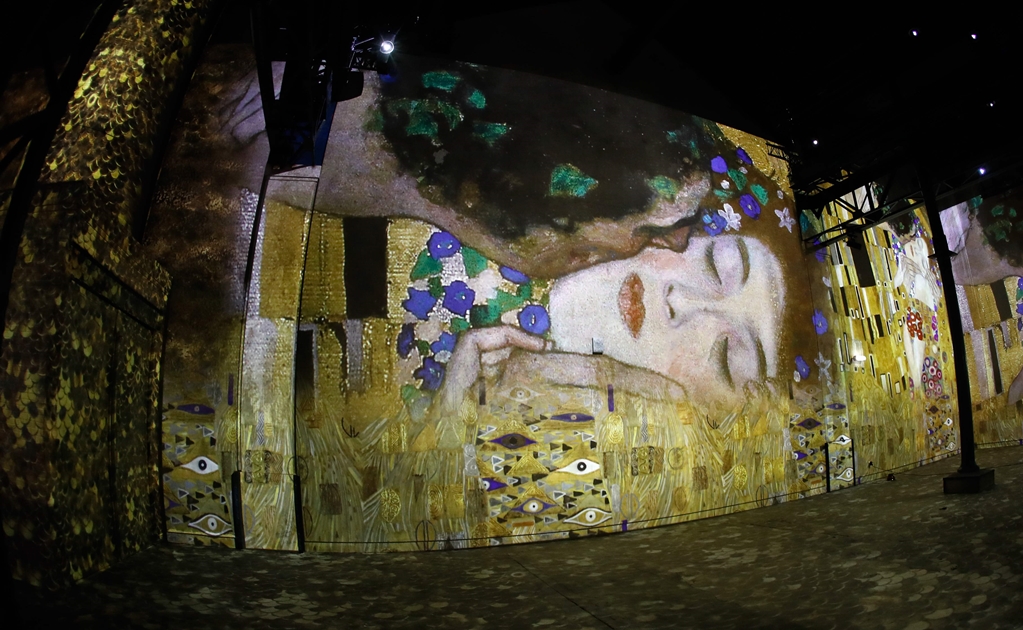 "El Beso" de Klimt cobra vida en París