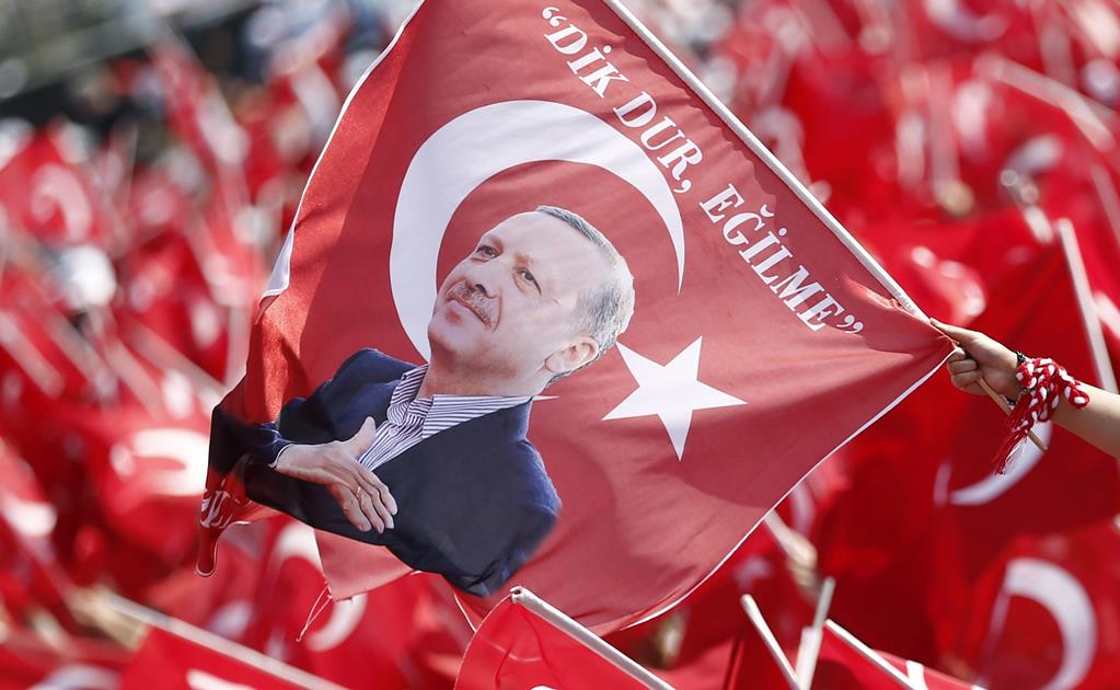 Turquía suspende a 5 funcionarios de su embajada en Holanda 