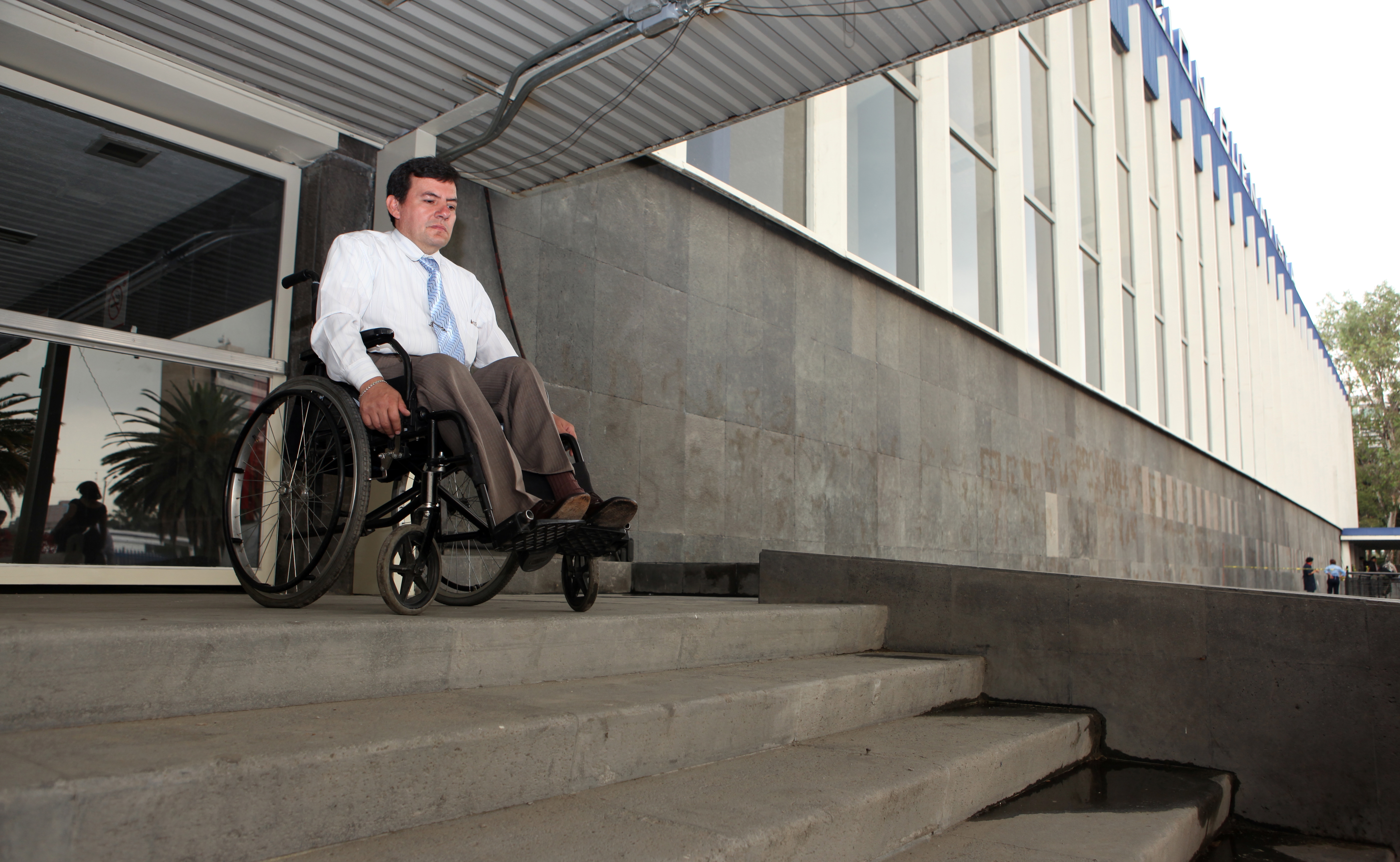 Metro debe mandar informe sobre rampas para discapacidad
