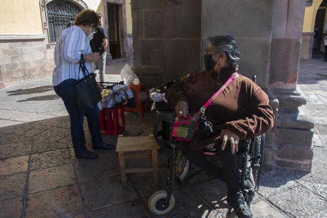 Desde un puestecito de dulces, Norma enfrenta la crisis del Covid-19